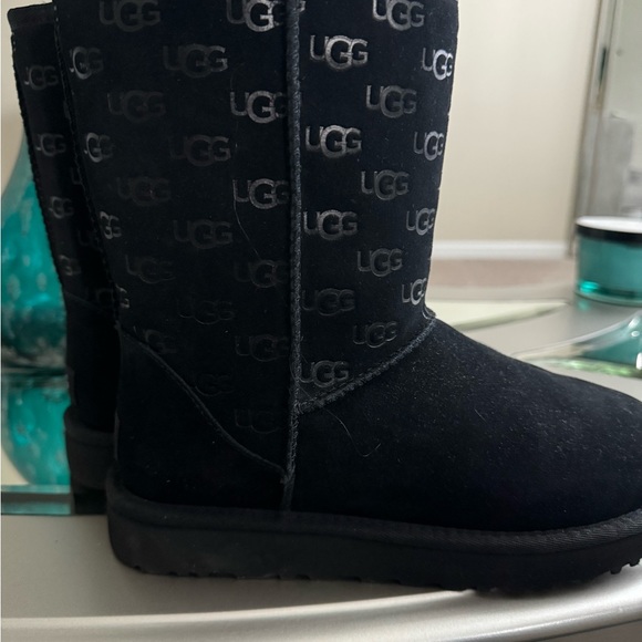 SOLD ⭐️New Size 8 Embossed Black Uggs - Picture 2 of 5